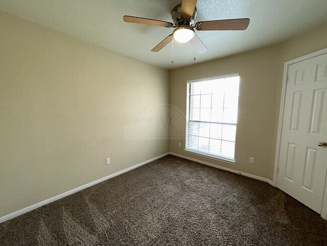Building Photo - 405 Diana Ln