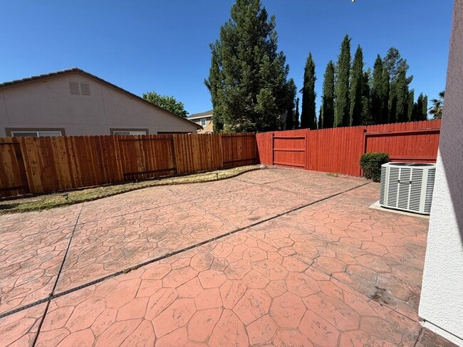 Building Photo - AVAILABLE NOW! LEASE TODAY! 4 Bedroom 3 Bath Elk Grove Home with Bonus Room!