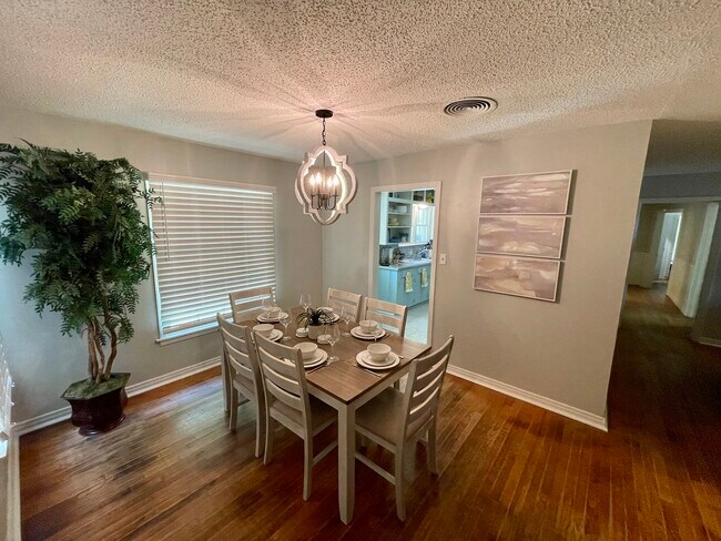 Building Photo - 1924 S Wiley Ave