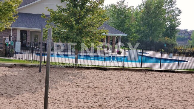 Building Photo - Available August 2026 - 2 bedroom + Office Penthouse condo new paint, carpet, Whirlpool appliance...
