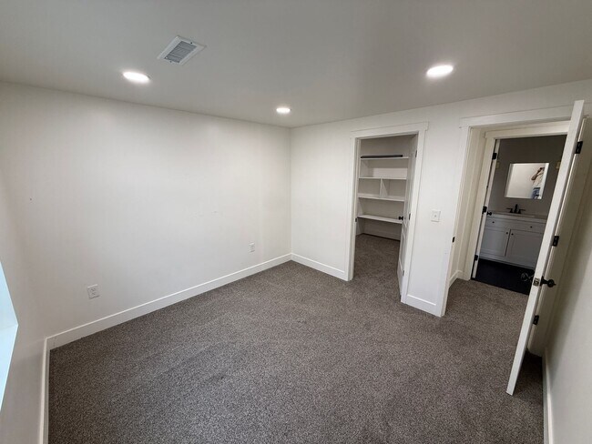 Building Photo - 8285 Lakeshore Dr