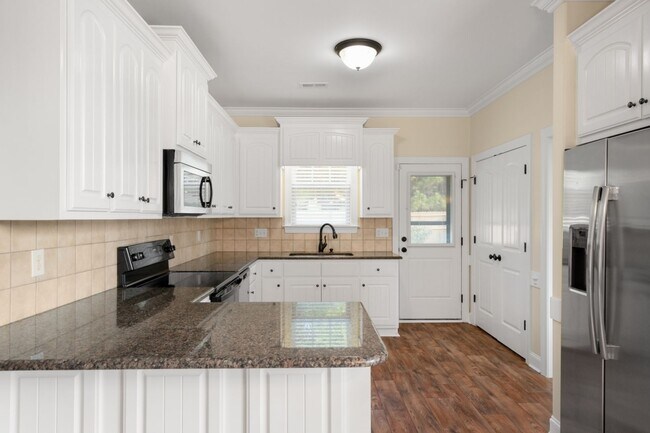 Building Photo - 2508 Chelsea Dr NW