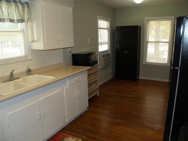 Building Photo - 11131 Woodside Dr