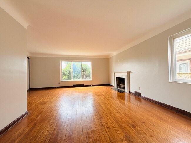Building Photo - 14330 Lakewood Heights Blvd