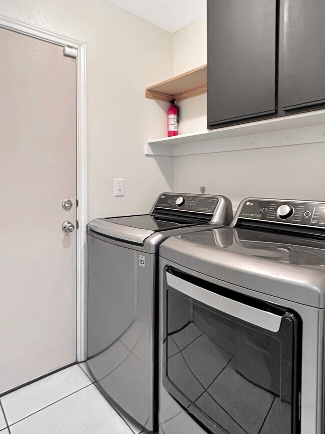 Building Photo - Spacious 5-Bedroom Retreat with Oversized ...