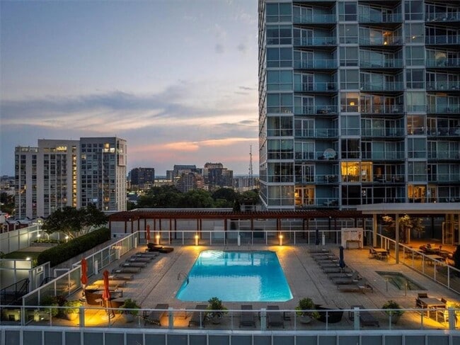 Building Photo - 10 Terminus Luxury 2 Bedroom Condo in Hear...