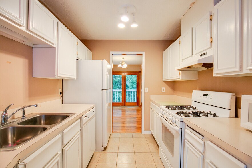 Building Photo - 12115 Drake St NW