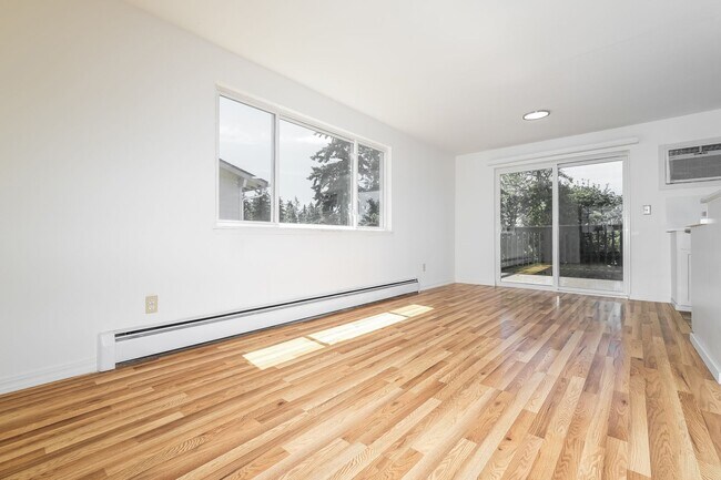 Building Photo - Versatile 5 Bedroom Retreat with Office and Outdoor Living in Burien
