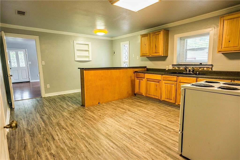 Kitchen - 109 E 3rd St