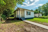 Building Photo - JUST REDUCED!!! 2 bed/1 bath, single-famil...