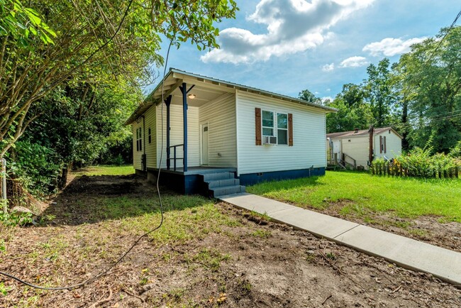 Primary Photo - JUST REDUCED!!! 2 bed/1 bath, single-famil...