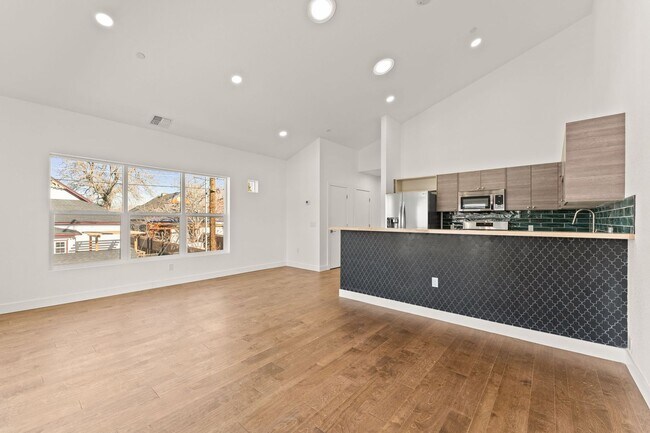 Building Photo - MidTown Gem - Fully Renovated W Large Rooms