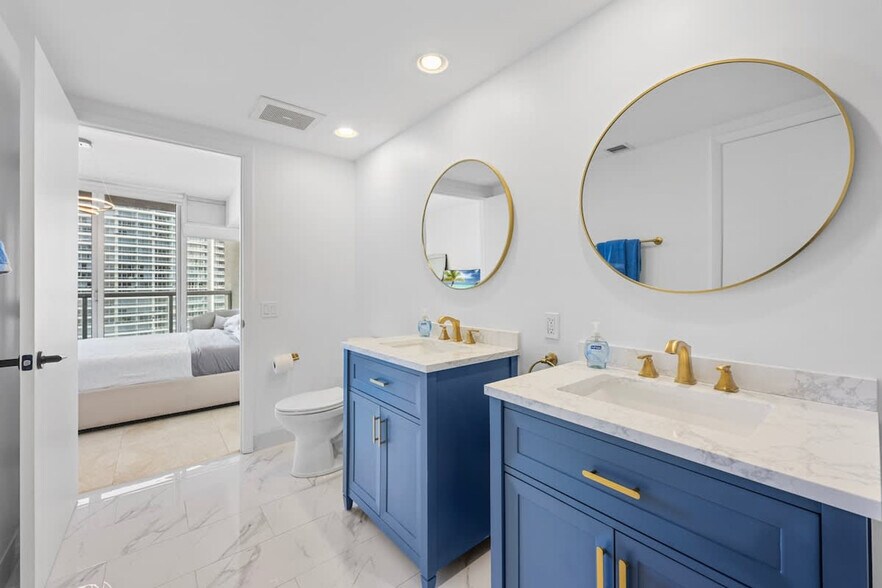 Building Photo - 495 Brickell Ave