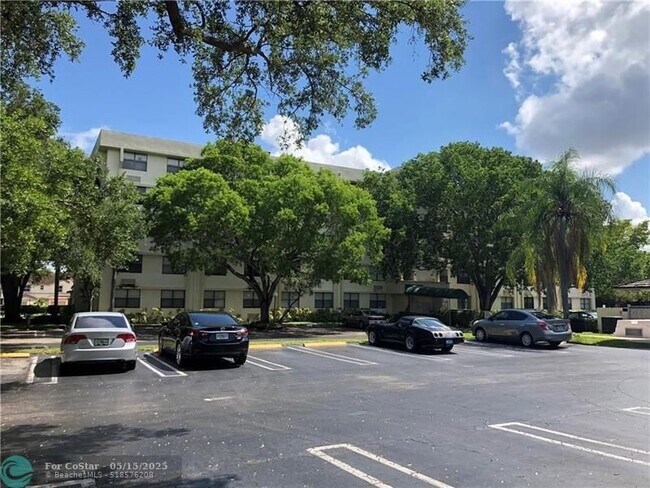 Building Photo - 2401 Riverside Dr