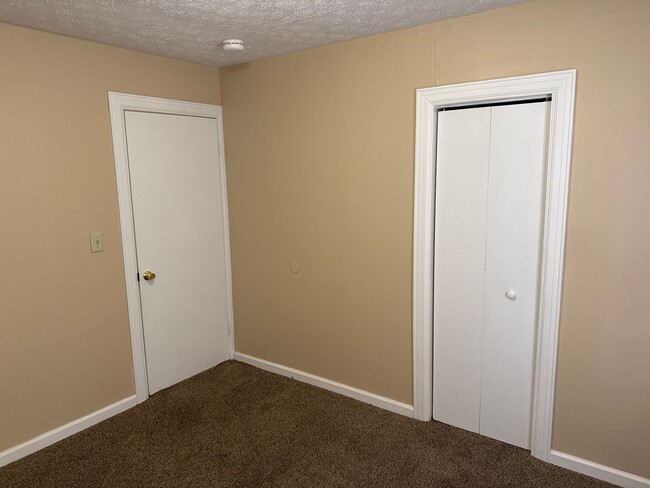 Building Photo - 2 Bedroom 1 Bath House $895! Central Heat ...