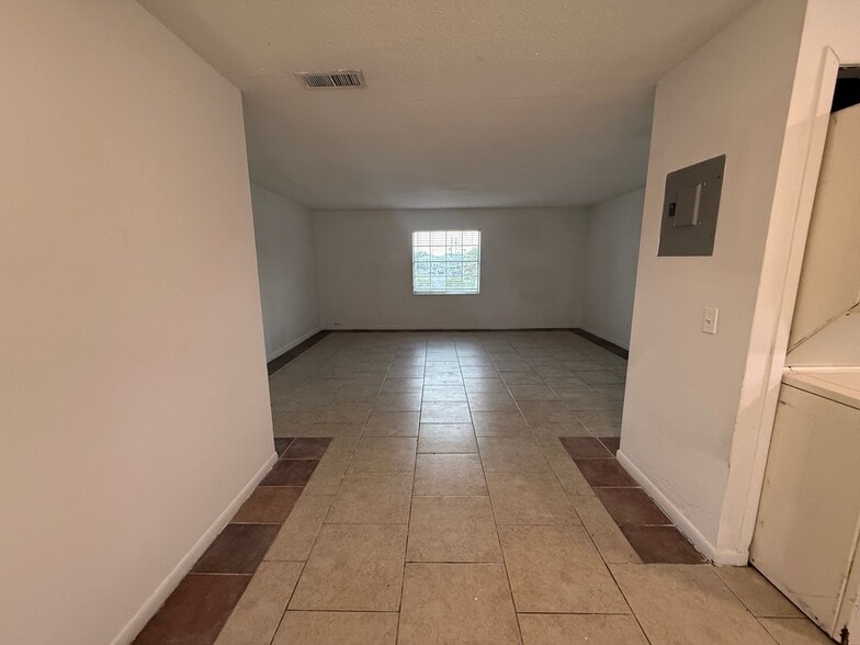 Building Photo - 1667 Weston Oaks Dr