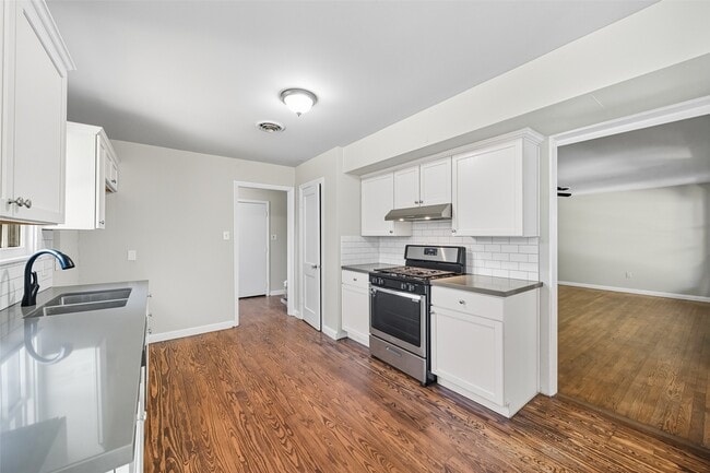 Building Photo - 1224 N San Jacinto St