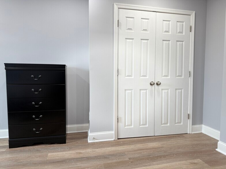 Building Photo - 2323 Barclay St