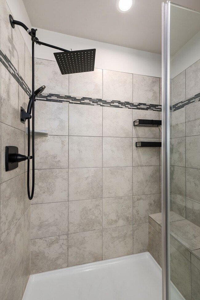 Building Photo - Family-Friendly Townhome for Rent in Baker...