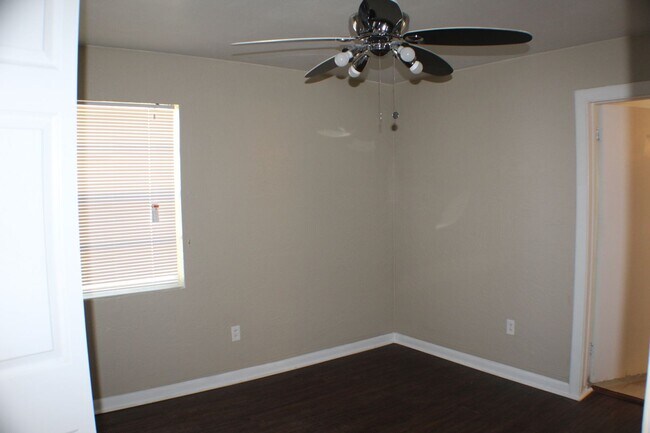 Building Photo - 3 bed 2 bath house