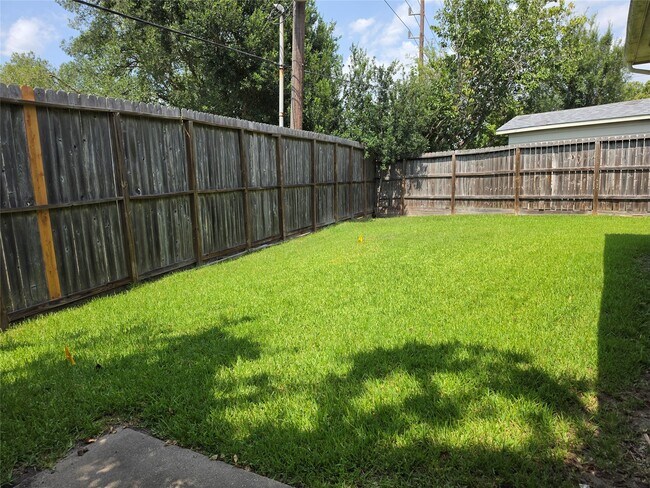 Building Photo - 7002 Plaza Del Sol Dr
