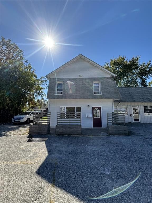 Building Photo - 745 W Shore Rd