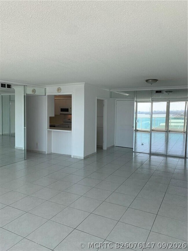 Building Photo - 100 Bayview Dr