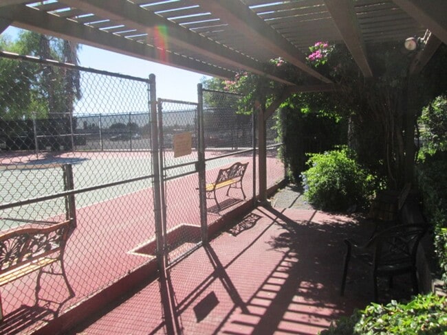 Building Photo - Northridge 3+2.5 in gated community w/pool...