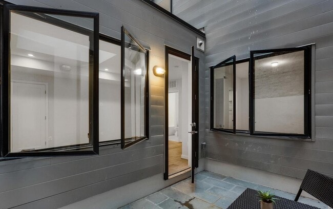 Building Photo - 2248 Ontario Rd NW