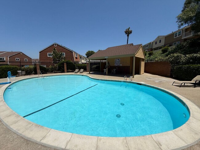 Building Photo - Spacious Two-Story 3 Bedroom, 1.5 Bath Tow...