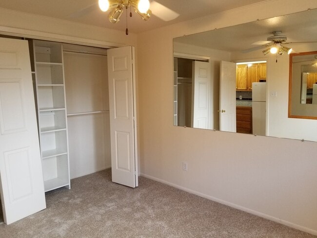 Building Photo - RENT SPECIAL! 1 BD on the TOP FLOOR. Cats ...