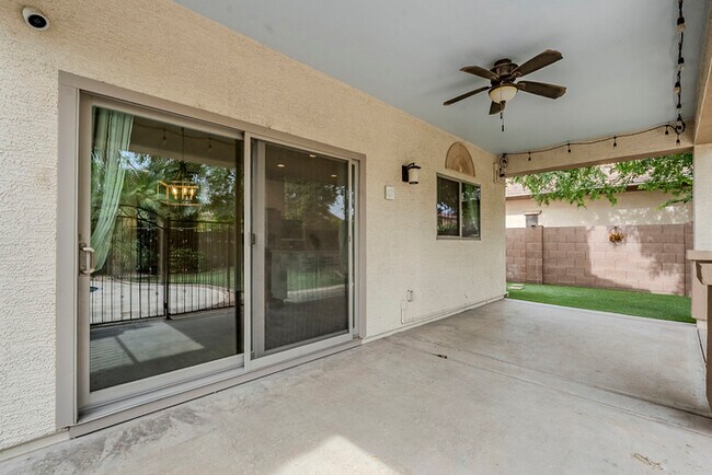 Building Photo - 2744 E Donato Dr