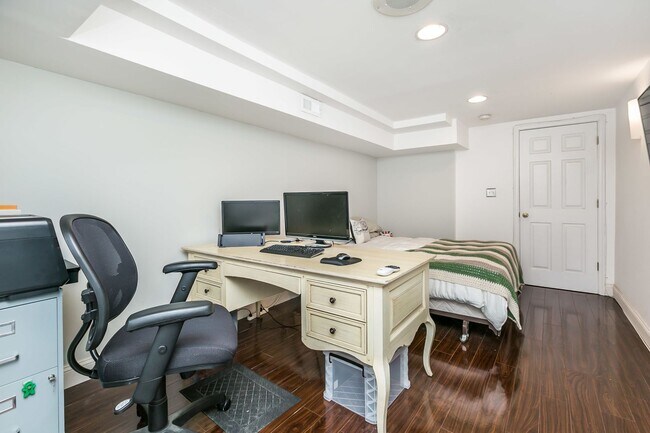 Building Photo - Amazing 3 bed 2 bath with a roof top deck ...