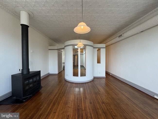 Building Photo - 328 S Broadway