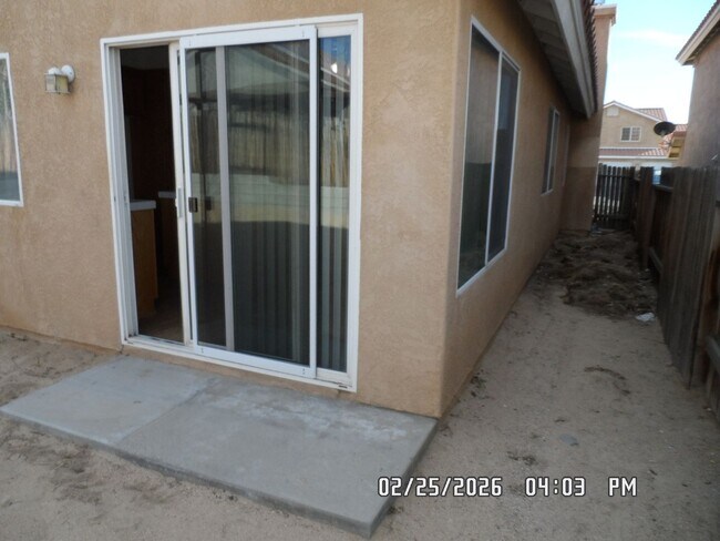 Building Photo - 3 Bedrooms, 2 Bathrooms, Approx 1582 sq. ft., 2 Car Garage, Fenced Back Yard, Rock-scaped Front Y...