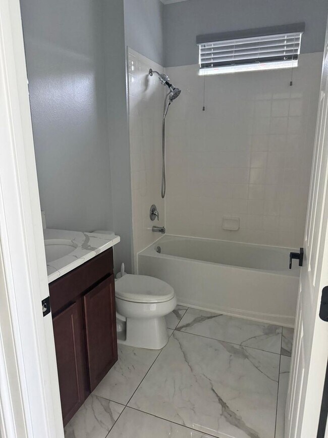 Building Photo - 5/3.5 Groveland Home