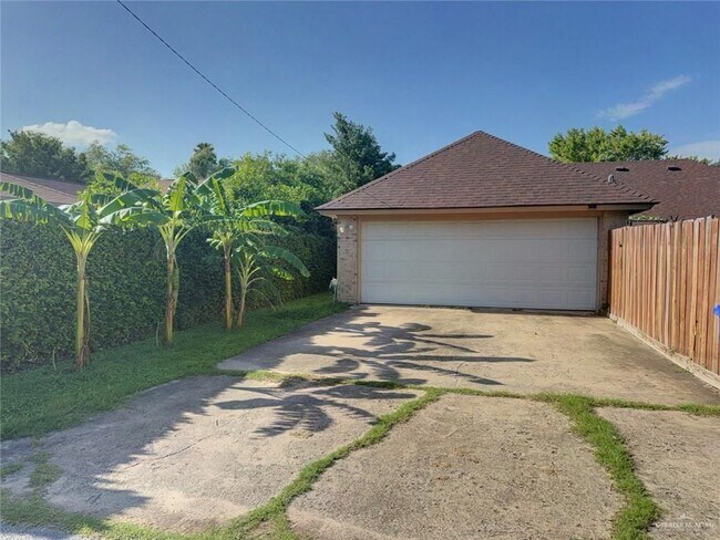 Building Photo - 120 E Gardenia Ave