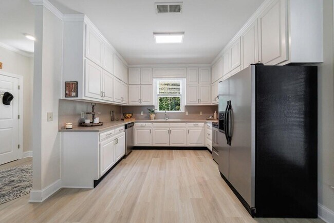 Building Photo - 390 Alpine Dr