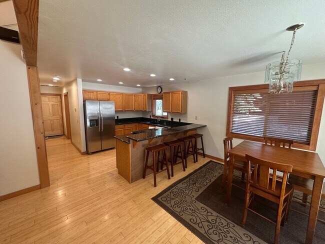 Building Photo - Three Bed, Two Bath Home In Prosser With Two Car Garage