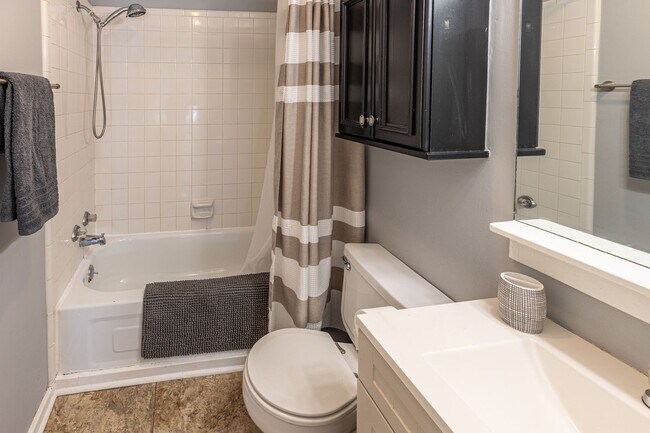 Building Photo - 1515 1/2 S Carson Ave