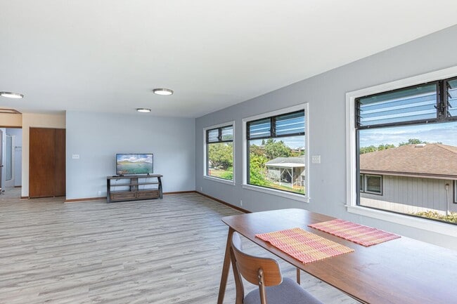 Building Photo - Unfurnished 2 bedroom, 1 bath home in quiet Lihue neighborhood, with views!