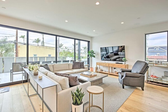 Building Photo - 1010 5th St