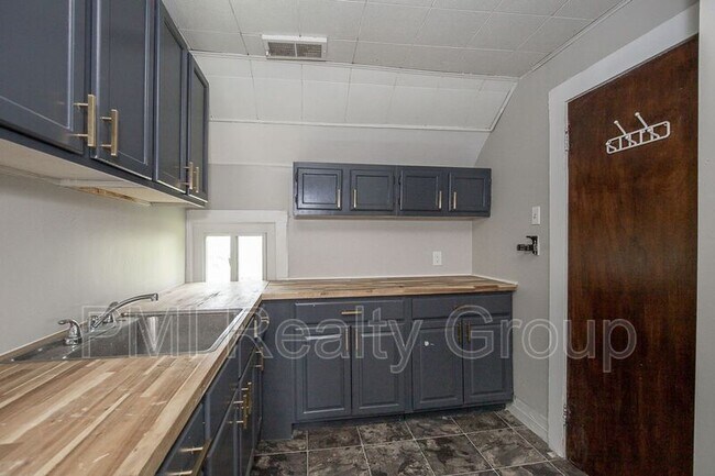 Building Photo - 3295 W 46th St