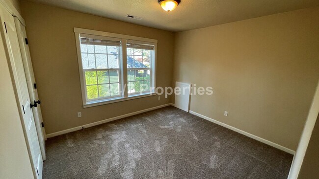 Building Photo - Stunning 4 BD | 2.5 BA Craftsman - Milwaukie