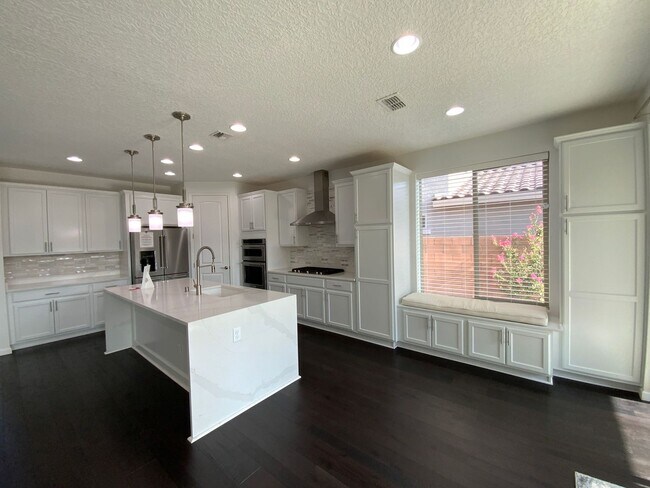 Building Photo - 5 Bedroom Luxury Home Available Near Louis...