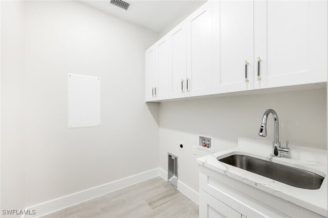Building Photo - 4672 25th Ave SW