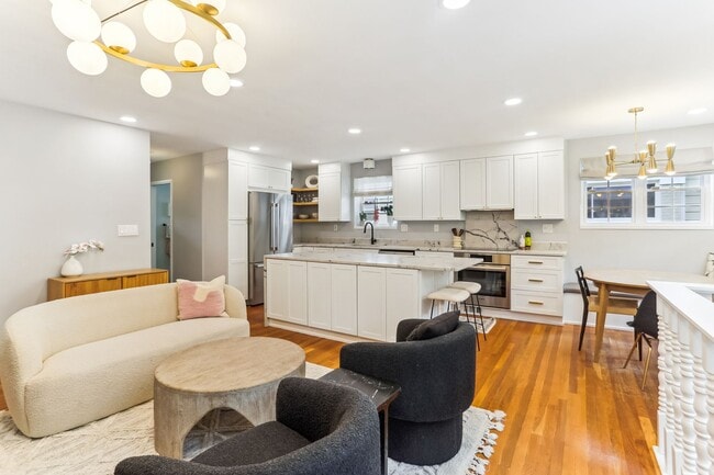 Building Photo - Lovely 3br/3ba home minutes from Downtown ...