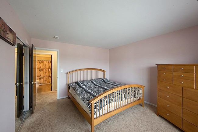 Bedroom - Lisle Place Apartments