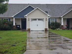 Building Photo - Lovely 2 bedroom 2 bath home located in th...
