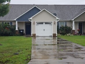Building Photo - Lovely 2 bedroom 2 bath unfurnished home located in the Pine Ridge Community - Holly Ridge